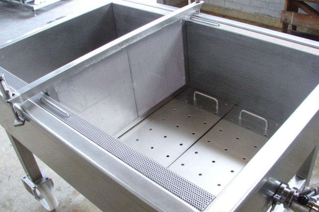 Small drainage finishing table with pre pressing plates